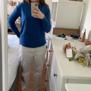 Soft goat tröja - Säljer denna kashmirtröjan från soft goat, den är i bra skick men är lite nopprig, därav priset. Nypris är ca 2500💓(andra bilden är lånad)