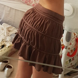 Brun volangkjol - Snygg brun kjol, passar ca x men mycket stretchig. Midjebandet är lite nedvikt på bilden för att få den mer lågmidjad, nyskick💖45 kr💖 3 för 2 på m