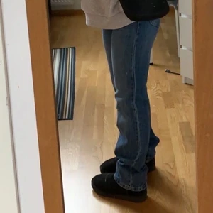Jeans - Tryck INTE på köp direkt!! Säljer eftersom att jag hr ettpar liknande o behöver inte 2! Kontakta för fler bilder eller om du är intresserad 💗