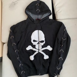 Kofta  - Hoodie med fastsydd döskalle 