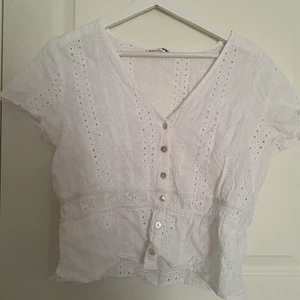 Vit blus - Köpt i Frankrike VÄLDIGT liten i storlek, passar min syster som har S 