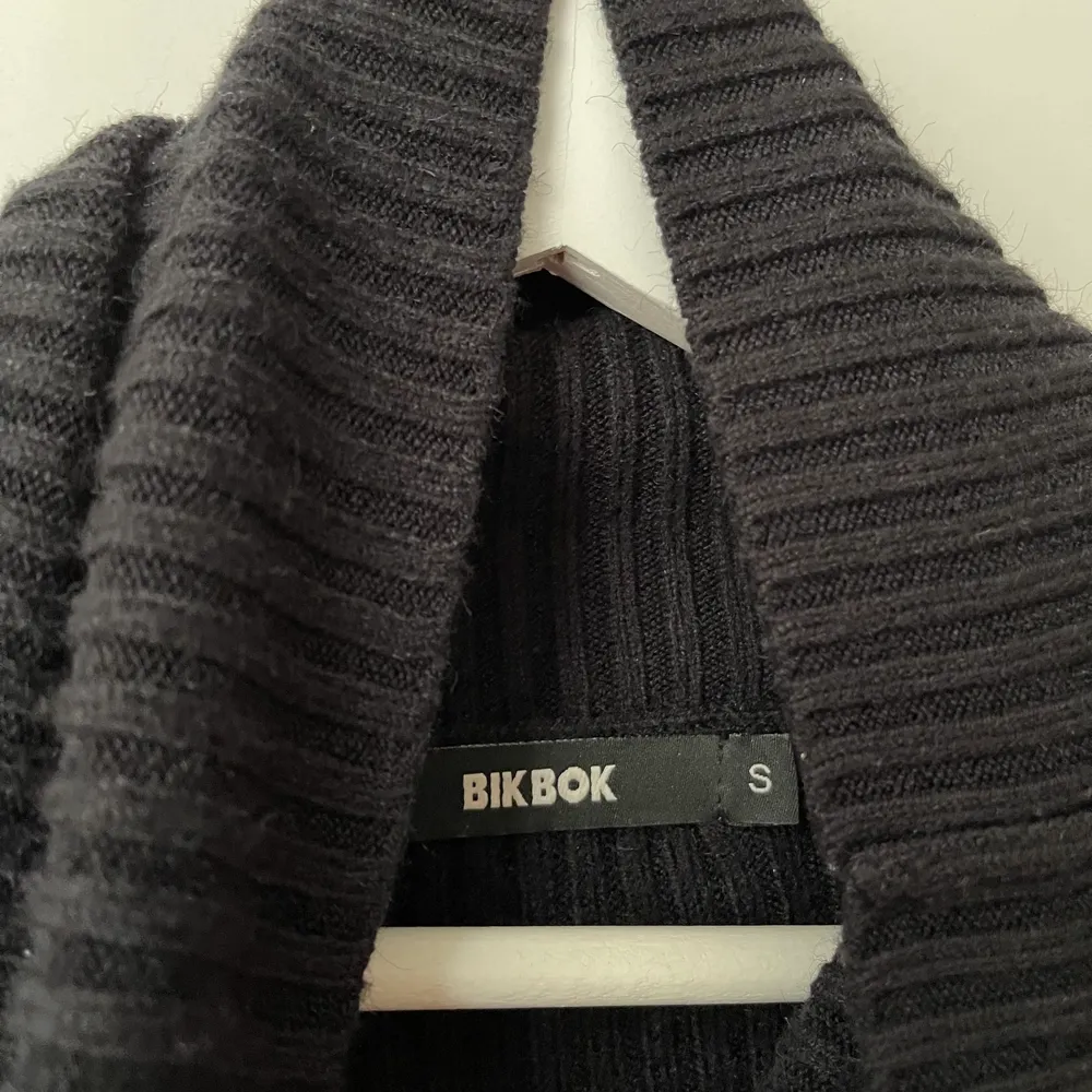 Stickad polotröja från BikBok i storlek S. Jag kan räkna på en hand dom gånger jag använt tröjan. Är inte så bekväm i polokrage därav säljer jag den. Tröjan är i ett väldigt fint skick.   Köparen står för eventuell fraktkostnad🌸. Stickat.