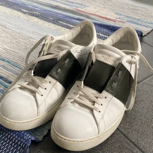 Valentino open - Valentino open khaki green. Storlek 43,5. Har inget og. Hör av er för fler bilder eller funderingar🙌