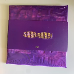 (G)i-dle Dumdi Dumdi Night ver Kpop Album - Allt e i perfekt skick och du får med allt som kom med i albumet :)  Välj ETT photocard och ETT bokmärke på andra bilden, sedan EN medlem och ETT gruppfoto på sista bilden.  Posters att välja mellan: Soojin, Soyeon, Minnie, Miyeon, Yuqi