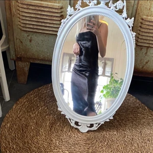  satinklänning med öppen rygg - Säljer denna superfina satinklänningen!🤩 Men tyvärr har jag aldrig använt den och då tycker jag nån annan kan göra det!💞 storlek xs från Ginatricot,endast testad💝 den är i storlek xs men passar även xxs