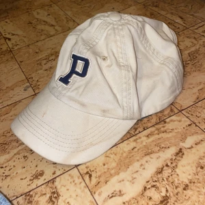 Keps  - En polarn o pyret keps lite smutsig på framskärmen men inget man tänker på skriv om du har intresse du står för frakt 