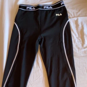Fila träningstights - Säljer dessa tröningstights från fila. Aldrig använt så de är i perfekt skick! Storlek S men passar även XS
