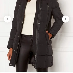 Rockandblue - Säljer min rockandblue jacka i storlek 34. Jag fick jackan i present vintern 2021 men jackan har tyvärr aldrig kommit till användning då det inte är min stil. Jackan är köpt på bubbleroom.se för 4 299 kr men jag säljer den för 1500. Priset kan diskuteras🩵