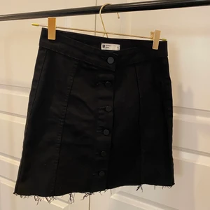 Svart gina tricot kjol - Svart kort jeanskjol från gina tricot i stl 36, knappt använd, nyskick 