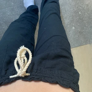 Roxy linne byxa  - Helt slutsålda linnebyxor i märket Roxy från zalando! Säljer bara vid bra pris💕Använda ca tre gånger.Kan mötas i gbg eller skicka på posten 