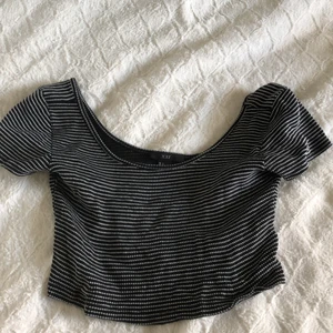 Topp - Kort randig topp! Köparen står för frakten!🤍