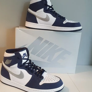 Air jordan 1 midnight navy (2020) - Dem är köpta av joakim Lundell och är sparsamt använda. Finns bevis på köpet som gjordes, bevis kan skickas innan köp!
