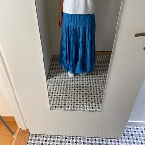 jag säljer denna fina långa vintage kjol från Valentina vid bra pris. Materialet är viskos-bomull. Kontakta mig om ni undrar över något! ❤️