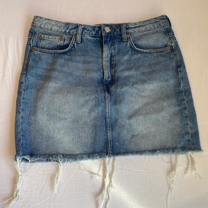 Jeanskjol - Säljer denna jeanskjol från weekday. Aldrig använd så den är därmed i perfekt skick!