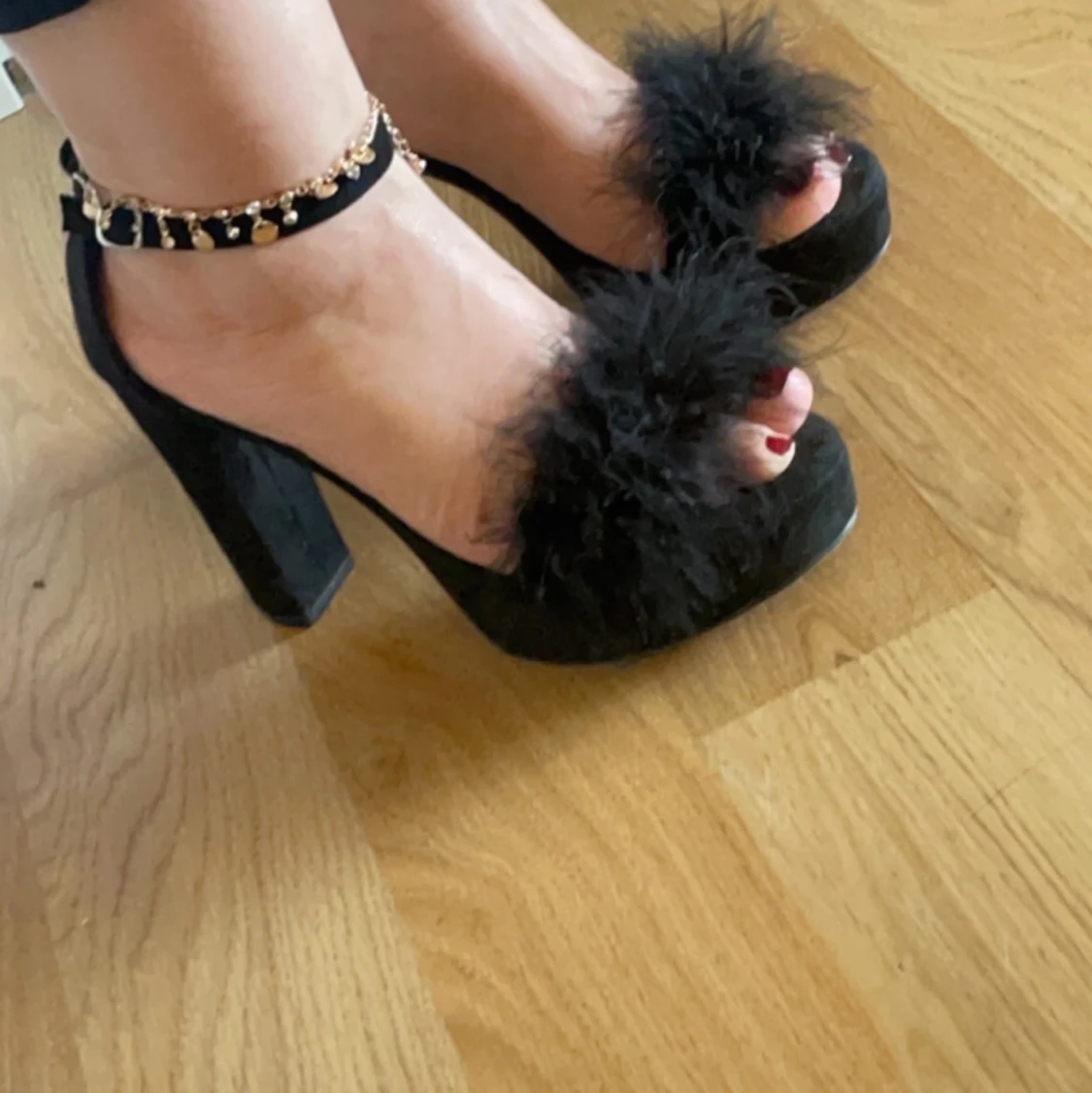 Svarta klackar med svarta fjädrar  - 90