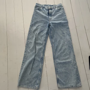 Blåa jeans - Vida blåa jeans från monki, säljer pga för korta:( iprincip oanvända 