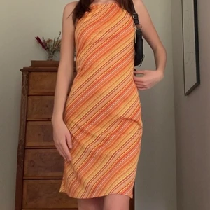 Randig klänning - 🧡 KLICKA INTE på köp nu, kontakta mig vid intresse 🧡 Sommrig randig halterneckklänning från märket Orsay, lägre i ryggen! Står stl M men passar mig som brukar ha XS/S