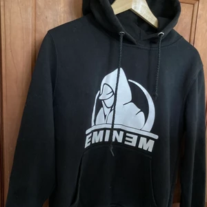 Hoodie Eminem huvtröja - Eminem hoodie storlek S. Svart. Hel och ren. Avhämtning Stockholm.