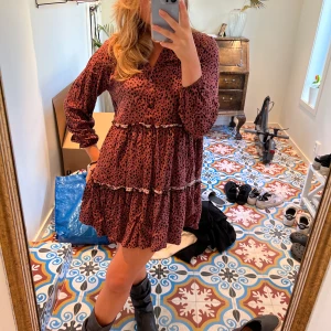 Klänning - Klänning från pull&bear i strl xs. Rödaktig med leoprint med fina detaljer. Köparen står för frakt!