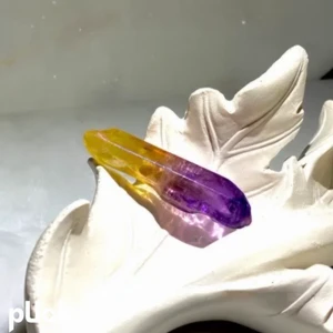 Färgad bergskristall - - [ ] Bergkristallens energi symboliserar klarhet, vakenhet, balans och samklang. Den sägs harmonisera och sammanlänka vårt medvetande och vår närvaro med universums existentiella kraft. Det sägs att bergkristallen kan transformera, förstärka, fokusera💛💜