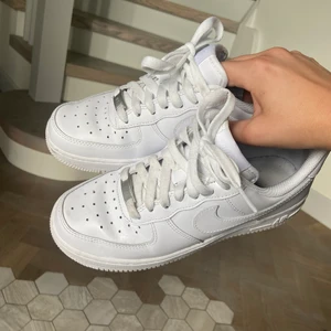 Nike AF1 - De är kanske 1-2 månader gamla. Använt de ett par gånger men ångrade mig efter och det går inte att lämna tillbaka de (såklart). Därför säljer jag de. Det finns lite creases. 