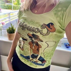 T-shirt - Säljer en cool t-shirt, sitter som s/m. Fint skick! Köpare står för frakt😇