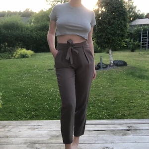 River island knytbyxor - Säljer dessa fina knytbara kostymbyxor då de har blivit för små för mig🤎 Inköpspris är ungefär 500 kr. Frakt kan variera beroende på pris. (Tryck INTE på köp nu)