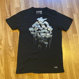 zoo york graffiti t-shirt - en zoo york t-shirt med coolt graffiti tryck på. Säljer pga att den aldrig används. Tröjan är knappt använd och i väldigt bra skick