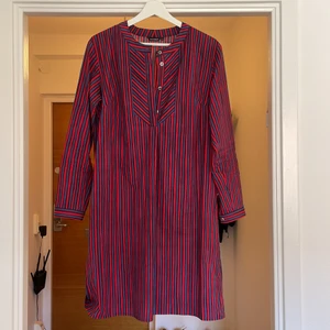 Marimekko klänning - •  Jag är 181cm lång, så den är rätt kort på mig.  • 100% Bomull  • tvättas i maskin på 40°, tål inte att torktumlas.  • Den är i mycket bra skick, har knappt använt den.