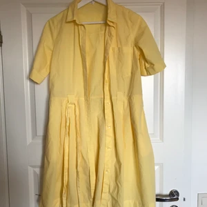 Gul sommarklänning st S - Gul klänning st S. Nystruken. 