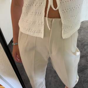 Snygga vit/beiga kostymbyxor från Zara. Sitter så himla bra i midjan och i bena. Väldigt sköna! Men säljer för att jag inte använder dom längre💕💕💕Pris+frakt