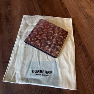 Helt ny burberry plånbok med skiftande mönster. Utsidan är Polyuretanen och insidan äkta läder. Köpt på farfetch för 3500  Skickas spårbart med PostNord för 59kr Kom gärna med bud:)