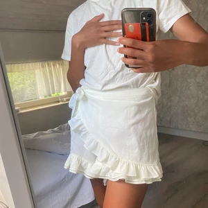 Vit kjol - Vit omlottkjol från bakbok i strl 36. Aldrig använd!!