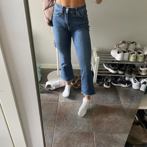 Jeans  - Fina cropped jeans från Zara som aldrig är använd, storlek 34, jag är 165 :). Köparen står för frakten men möts gärna upp 😊😊