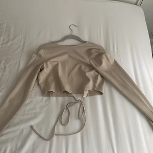 Tröja med öppen rygg - Från NA-KD, aldrig använd