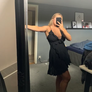 Fin och bekväm klänning - Otroligt fin klänning med fin öppen och justerbar rygg. I väldigt bekvämt och mjukt tyg. Använts ett par gånger bara, men är iprincip i nyskick.  Tyvärr klippt bort lappen, men den är köpt på Urban outfitters och tror den är i storlek XS.