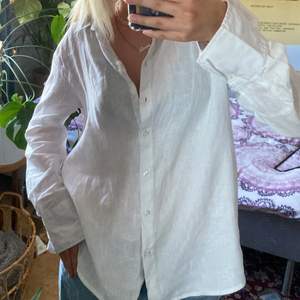 Linneskjorta från Gina🌸 Säljer då jag har liknande och inte får användning av den☀️ den är i storlek 40 och sitter lätt overzsize på mig som i vanliga fall bär 38/M🌼