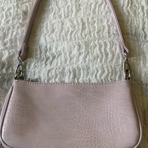 Väska  - Väska från gina tricot lila aldrig använd och som ny finns ej i buttik så säljer för 100 kr och nyskick är 300kr 