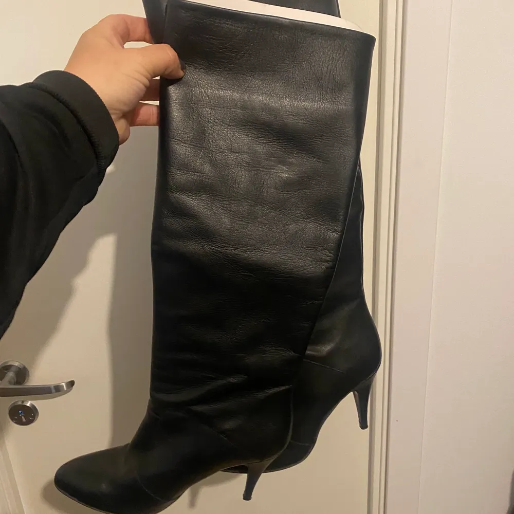 Zendaya Leather Boot  Skons höjd: 48,5 cm Klackhöjd (i den minsta storleken): 8,9 cm Klackhöjd (i den största storleken): 10,1 cm. Skor.