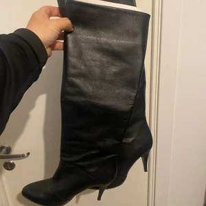 Stövlar TOMMY HILFIGER stl 39 - Zendaya Leather Boot  Skons höjd: 48,5 cm Klackhöjd (i den minsta storleken): 8,9 cm Klackhöjd (i den största storleken): 10,1 cm