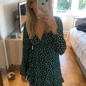 Superfin klänning - Superfin klänning från märket My girl. Den är lite mer grön i verkligheten och passar både till vardags samt finare tillfällen. Fraktar också!! Pm för mer info eller bilder 💕💕
