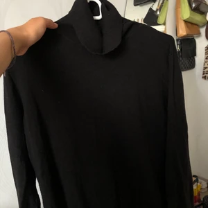 Polotröja  - Svart polotröja i storlek M från H&M. Använd endast ett par gånger. 