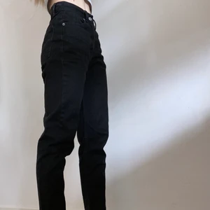 Svarta momjeans  - Svarta mom-jeans från Pull&Bear. Tvättas i 30°C. ✨