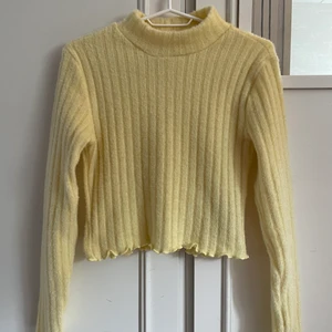 Stickad tröja  - Stickad ribbad tröja från Gina i strl S, använd 2 gånger så jättefint skick!☺️🛍 40kr + frakt 