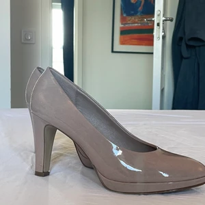 Fräscha klackar - Riktigt stilrena snygga nude färgade klackar. Aldrig använda. 