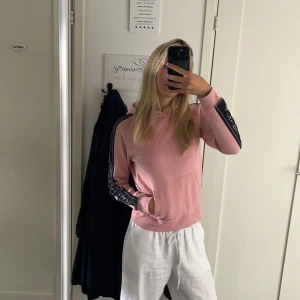 Rosa gant hodie - Fin gant hoodie som inte finns kvar i sortimentet längre. Säljer pga att den är för liten. Passar yngre barn runt 10-14 ålder men även yngre och äldre. Inte använd jätte mycket men är fortfarande i nyskick pga bra kvalitet. Nypris är 789kr