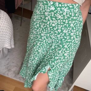 Kjol - Grön långkjol med en liten volang från pull&bear