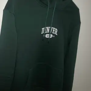 Denver college hoodie , grön i storlek Medium 