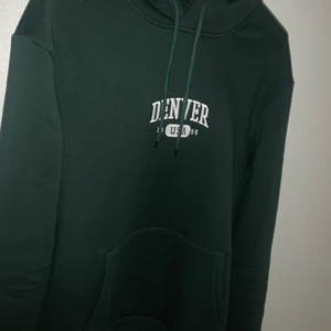 College hoodie  - Denver college hoodie , grön i storlek Medium 