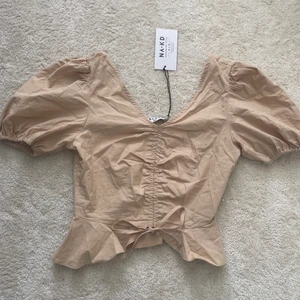 volang topp  - helt ny NAKD topp som jag säljer för att jag inte hann inte returnera, jag hittade den inte på hemsidan längre så jag vet inte vad den kostade i nypris men runt 250kr tror jag 
